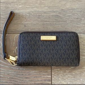 Michael Kors Zip Wallet
